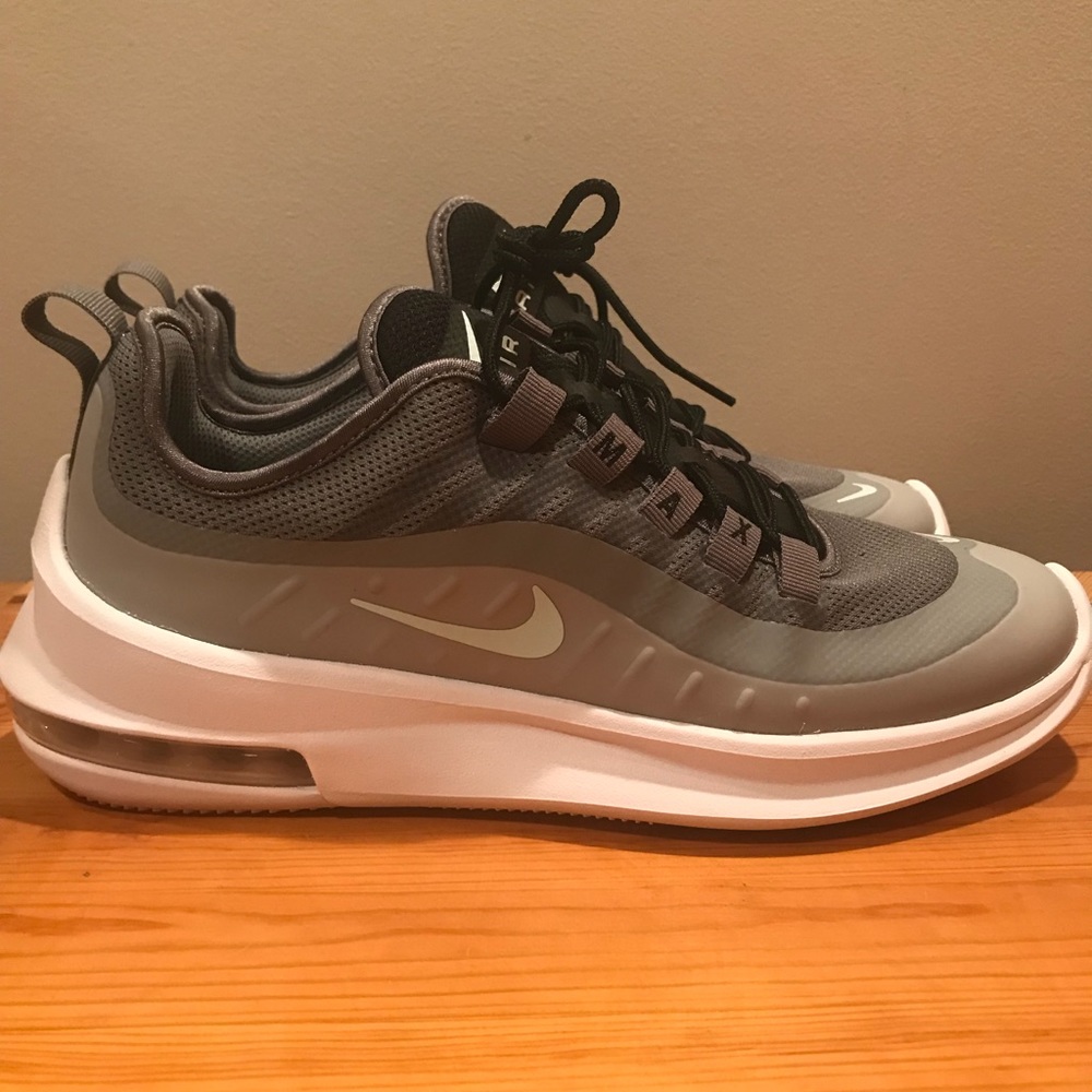 Brand new nike AirMax Axis